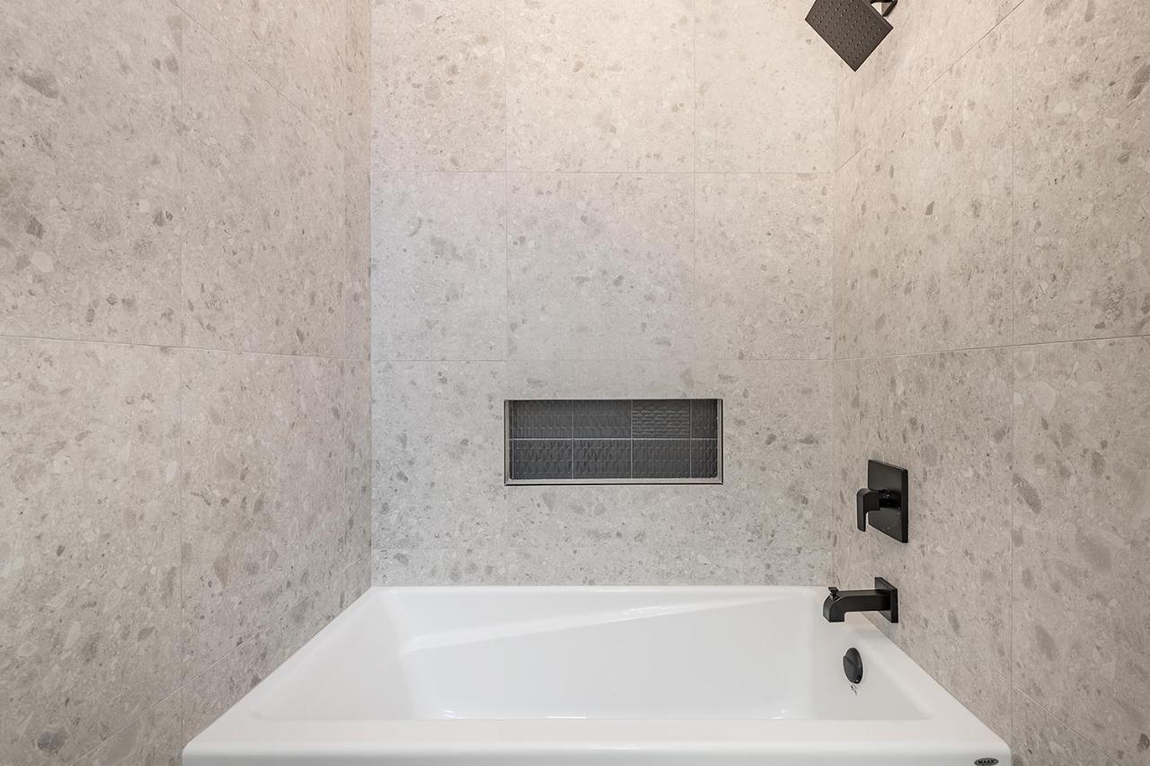 Free Parking Prime Location New Modern Condo Brossard Buitenkant foto