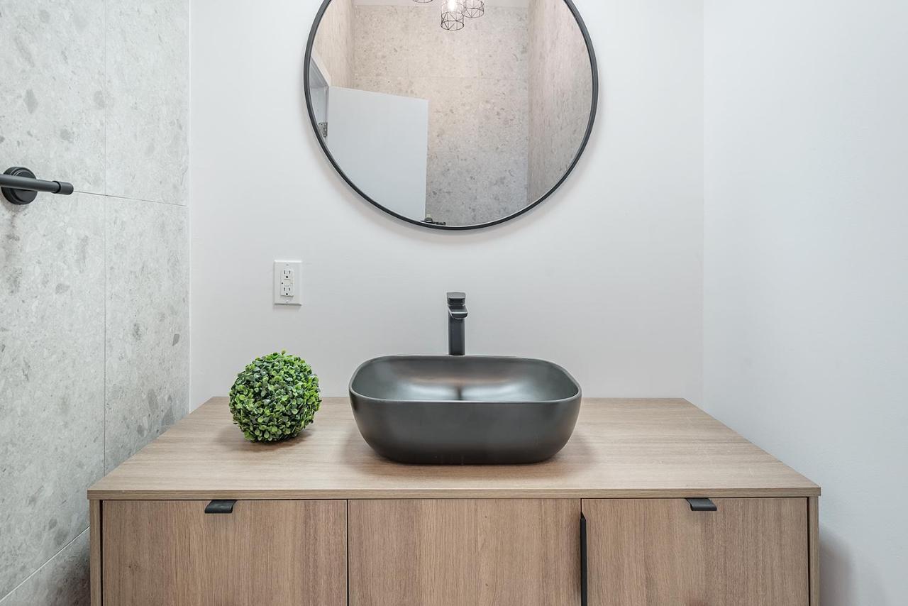 Free Parking Prime Location New Modern Condo Brossard Buitenkant foto
